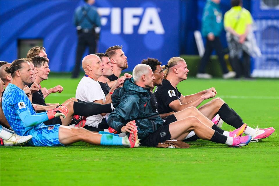 Nach dem Sieg gegen Senegal ruderten die Norweger mit ihren Fans. (Archivbild)Tom Weller/dpa