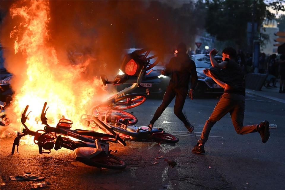 Nach dem Sieg von Paris Saint-Germain ist es in Paris zu Festnahmen und Zwischenfällen gekommen.Julien Mattia/Le Pictorium via ZUMA Press/dpa
