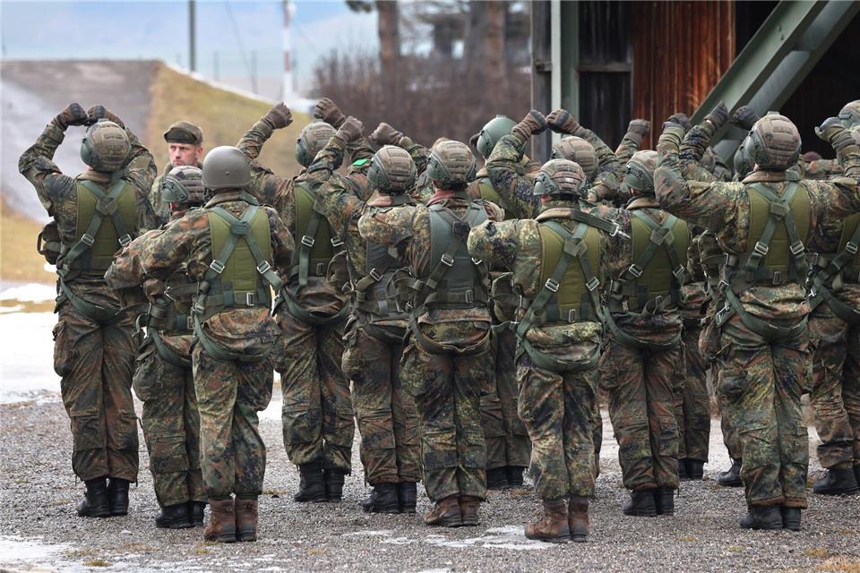 Nach dem Skandal bei den Fallschirmjägern spricht Generalleutnant Freuding von „individuellen Verfehlungen“. Karl-Josef Hildenbrand/dpa
