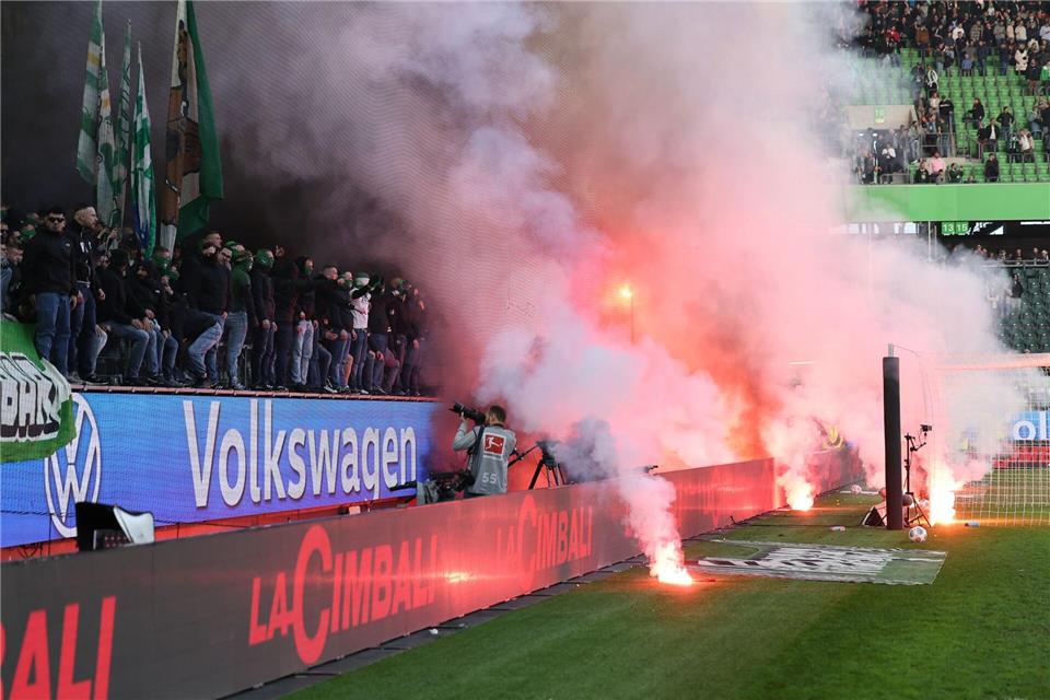 Nach dem Spiel entlud sich der Ärger der Wolfsburger Fans.Andreas Gora/dpa