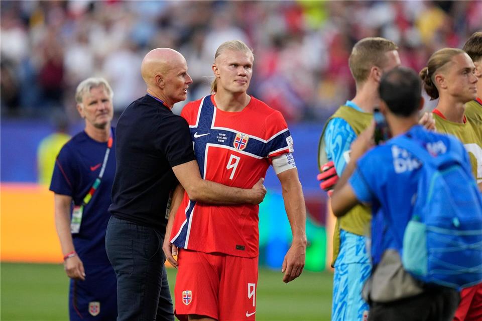 Nach dem Spiel gab es eine lange Umarmung zwischen Trainer Stale Solbakken und Erling Haaland (r).Charles Krupa/AP/dpa