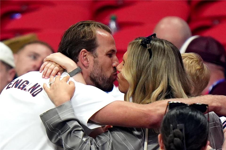 Nach dem Spiel gab’s den Belohnungskuss von Ehefrau Katie.Bradley Collyer/PA Wire/dpa