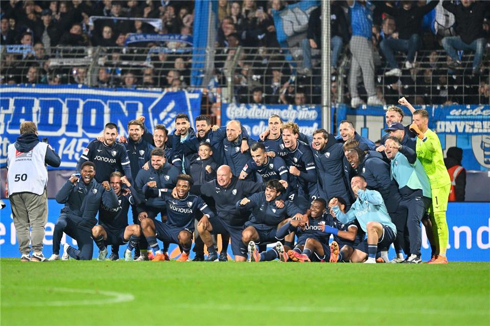 Kurze Hose, heißes Herz – Rösler erweckt VfL zu neuem Leben Nach dem Spiel posierte der neue VfL-Coach mit seinen Spielern vor den Fans.Ulrich Hufnagel/dpa