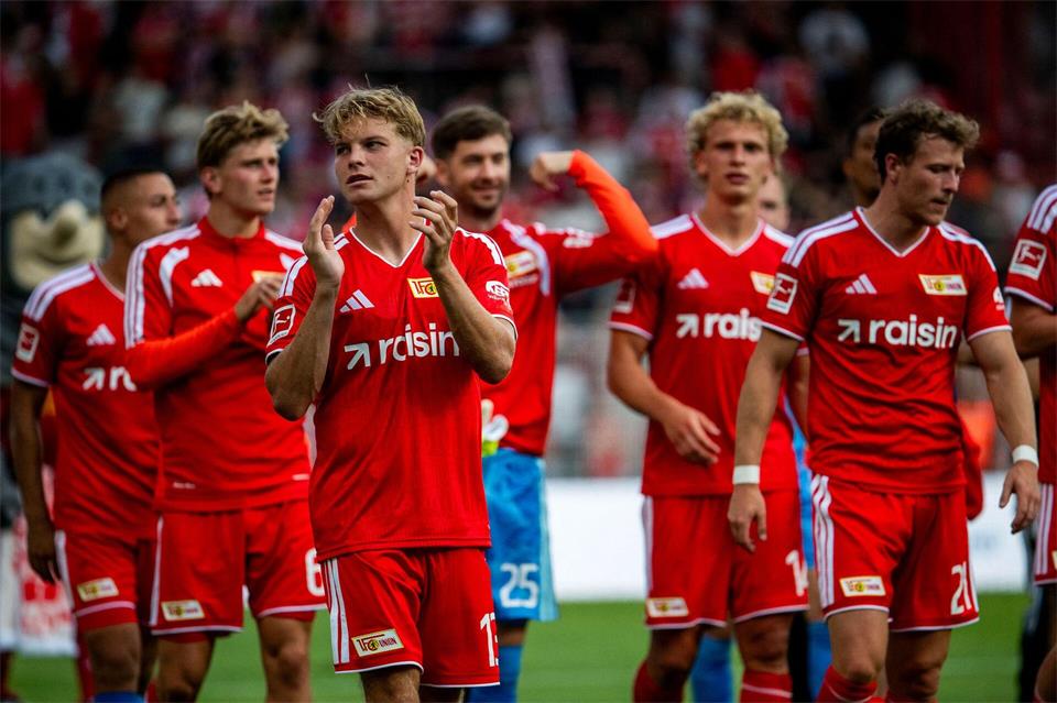 Nach dem Spiel werden die Union-Profis von ihren Fans für die Aufholjagd gefeiert.Julius Frick/dpa