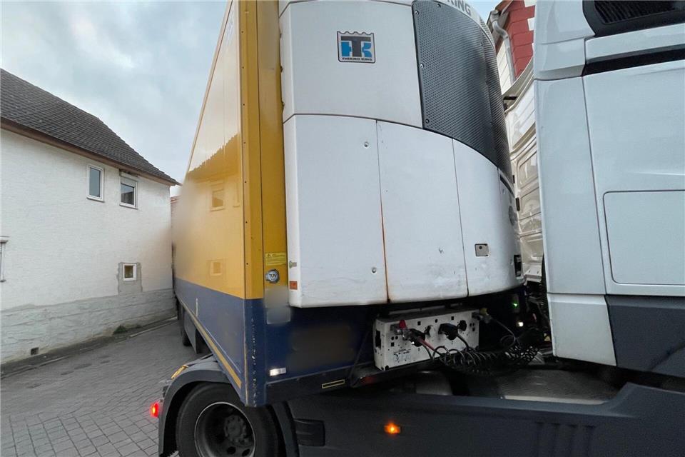 Nach dem Steckenbleiben eines Lastwagens in der Ortsmitte von Cölbe hat der ADAC davor gewarnt, sich nur auf das Navigationsgerät zu verlassen.Mike Seeboth/dpa