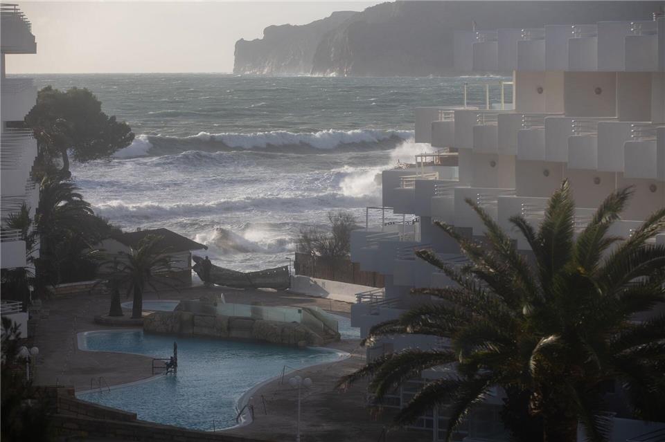 Nach dem Sturm können sich die Menschen auf Mallorca auf ein ruhigeres Wochenende mit Sonne freuen. Nächste Woche soll es wieder regnen. (Archivbild)Clara Margais/dpa