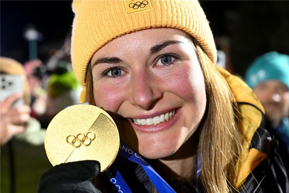 Nach dem Sturz-Drama in Peking kann Julia Taubitz mit Olympia-Gold wieder lachen.  Robert Michael/dpa