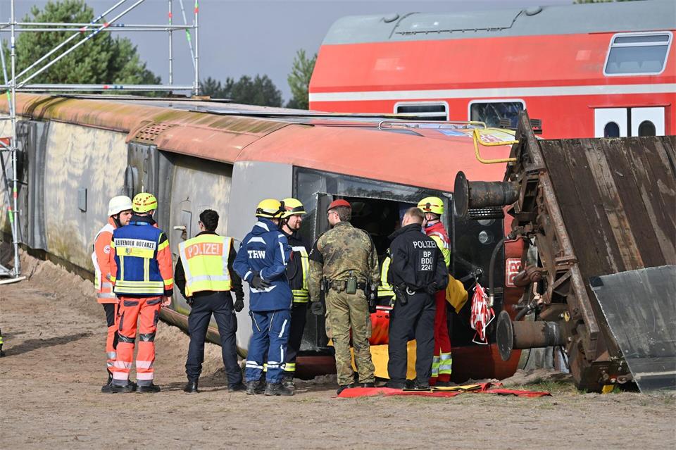 Nach dem Szenario der Übung war ein Personenzug mit einem Militärtransport zusammengestoßen, wobei viele Menschen schwer verletzt wurden. Robert Michael/dpa POOL/dpa