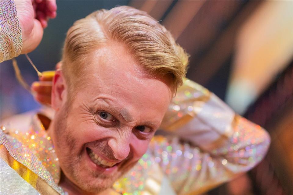 Nach dem Tanz wurde Ross Antony erfolgreich behandelt - ein Pflaster verdeckte die Wunde.Rolf Vennenbernd/dpa