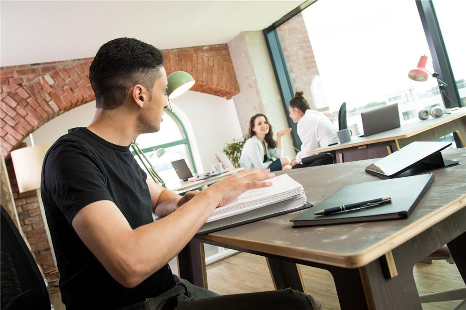 Nach dem Teammeeting bilden sich sofort Grüppchen, die das Gesagte besprechen? Ein Anzeichen für Misstrauen im Team.picture alliance / dpa-tmn