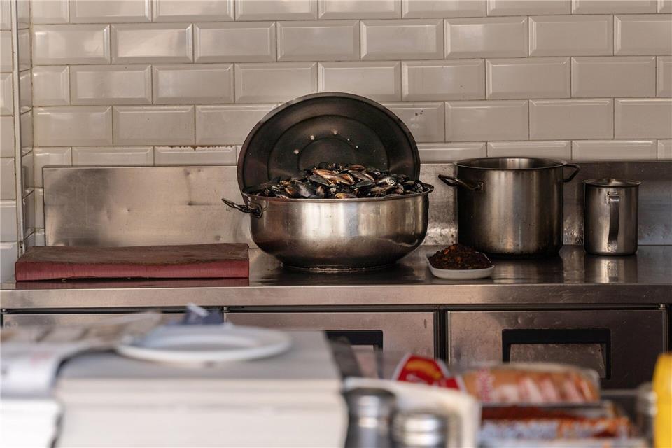 Nach dem Tod der drei und sechs Jahre alten Kinder ist auch die Mutter im Krankenhaus gestorben, wie die Nachrichtenagentur DHA berichtete. Der Vater werde noch auf der Intensivstation behandelt. Im Verdacht steht eine Lebensmittelvergiftung.Ahmed Deeb/dpa