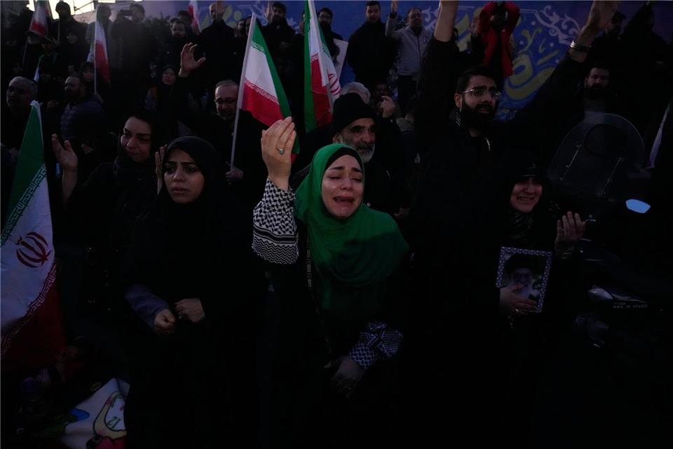 Nach dem Tod des Religionsführers Ajatollah Ali Chamenei sind die Gefühle der Menschen im Iran gespalten. Vahid Salemi/AP/dpa