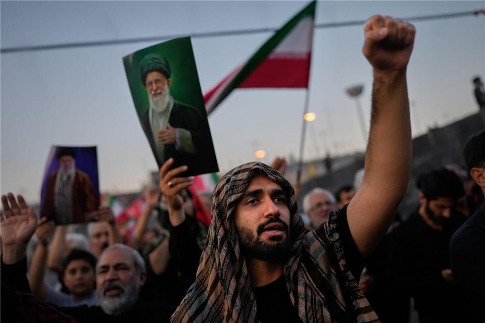 Nach dem Tod des Staatsoberhaupts Ajatollah Ali Chamenei entbrannte ein Streit innerhalb des Machtapparats. (Archivbild)Altaf Qadri/AP/dpa