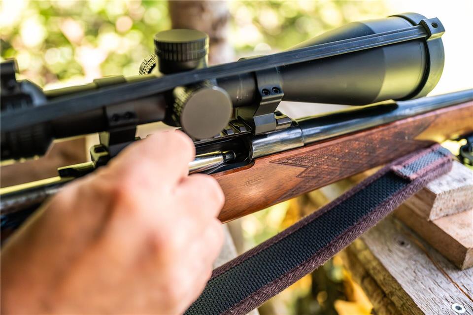 Nach dem Tod eines Beteiligten einer Gemeinschaftsjagd Anfang vergangenen Jahres in Mecklenburg-Vorpommern ist nun Anklage gegen einen Jagdbeteiligten aus Niedersachsen erhoben worden. (Symbolbild)Silas Stein/dpa