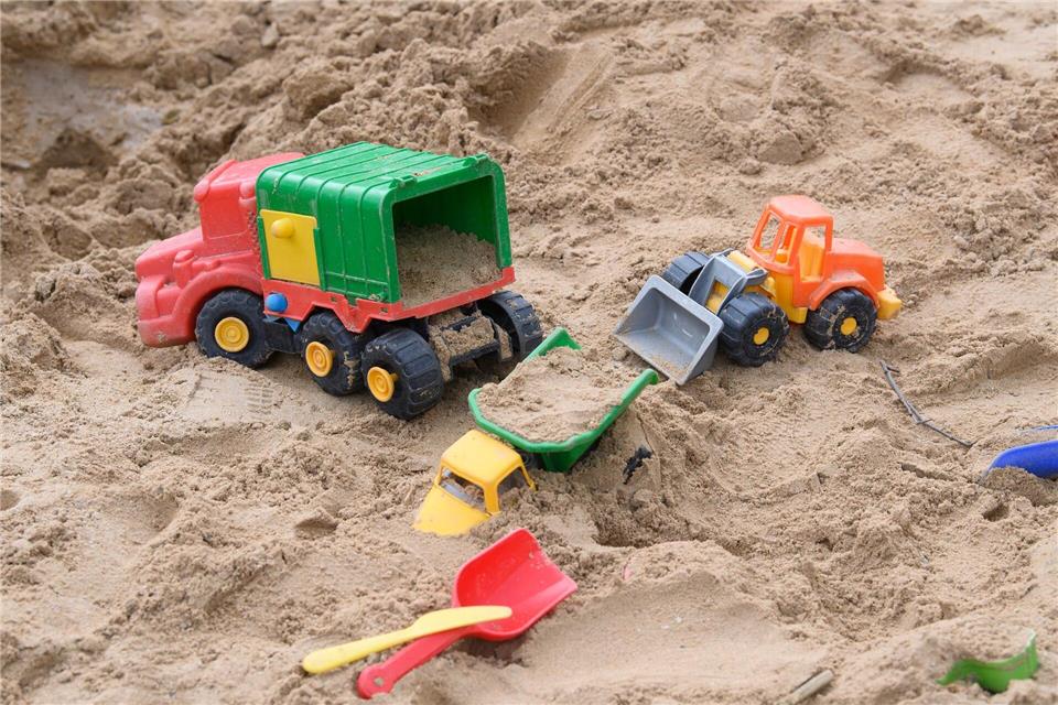 Nach dem Tod eines Dreijährigen aus Ostfriesland ist klar: Das Kind erstickte im Sand. (Symbolbild)Robert Michael/dpa-Zentralbild/ZB