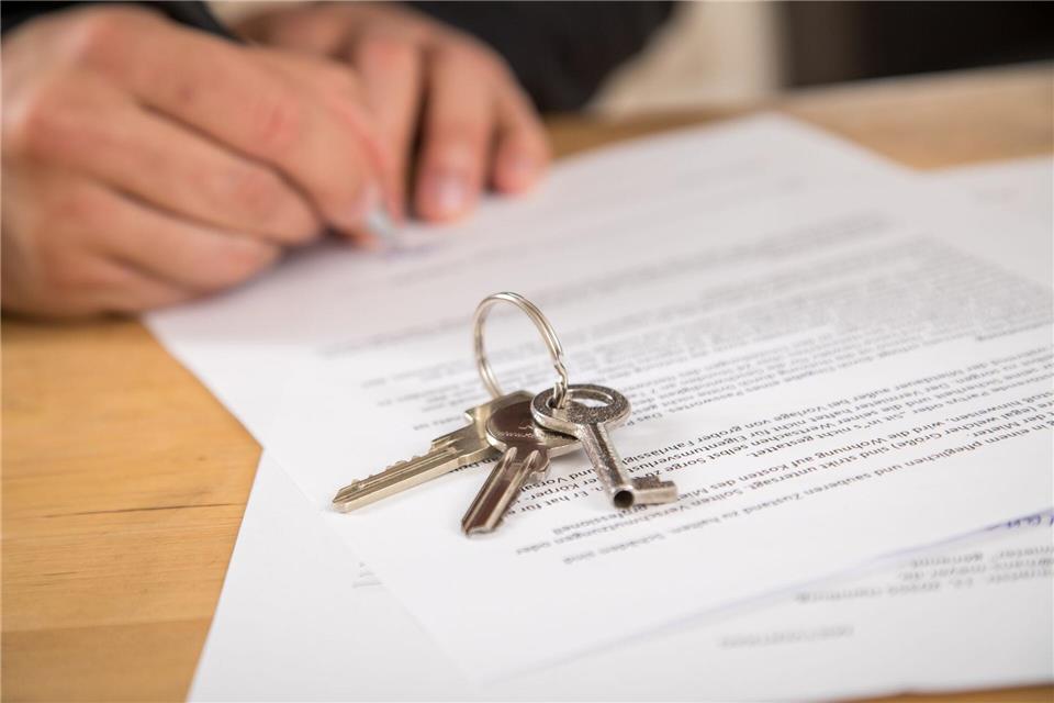 Nach dem Tod eines Mieters tritt der hinterbliebene Partner automatisch in den Mietvertrag ein: Voraussetzung ist ein auf Dauer angelegter gemeinsamer Haushalt.Christin Klose/dpa-tmn