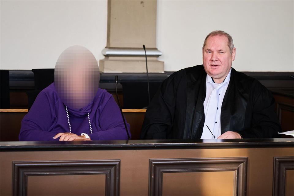 Nach dem Tod eines ungeborenen Babys: Der Verteidiger der verurteilten Hebamme legt Revision ein. (Archivbild)Sina Schuldt/dpa