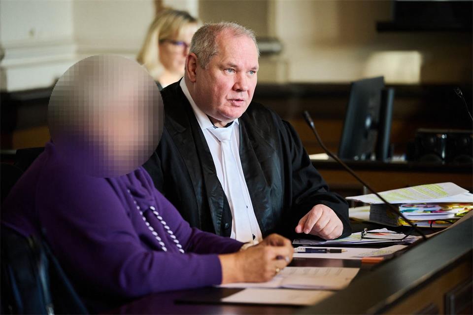 Nach dem Tod eines ungeborenen Kindes wird eine Hebamme zu drei Jahren Gefängnis verurteilt.Sina Schuldt/dpa