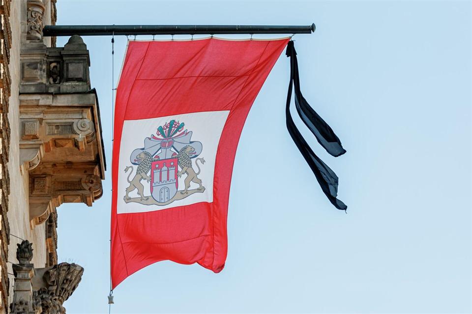 Nach dem Tod von Hamburgs ehemaliger Bürgerschaftspräsidentin Elisabeth Kiausch wurde für Montag eine Trauerbeflaggung am Rathaus angeordnet. (Symbolbild)Markus Scholz/dpa