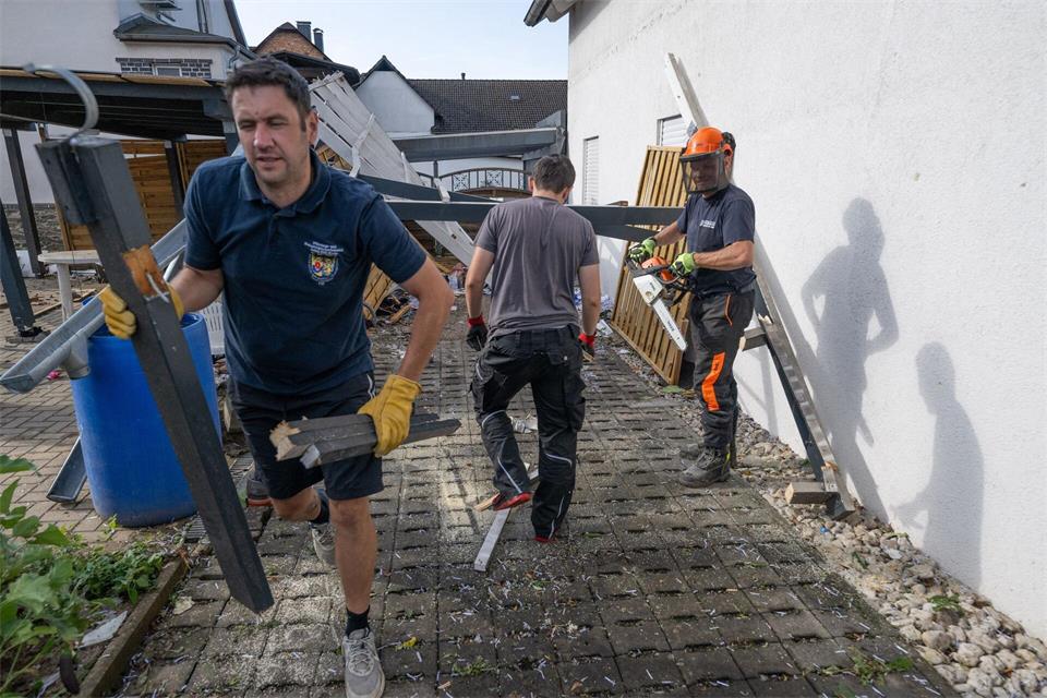 Nach dem Tornado müssen zahlreiche Trümmerteile entsorgt werden.Boris Roessler/dpa