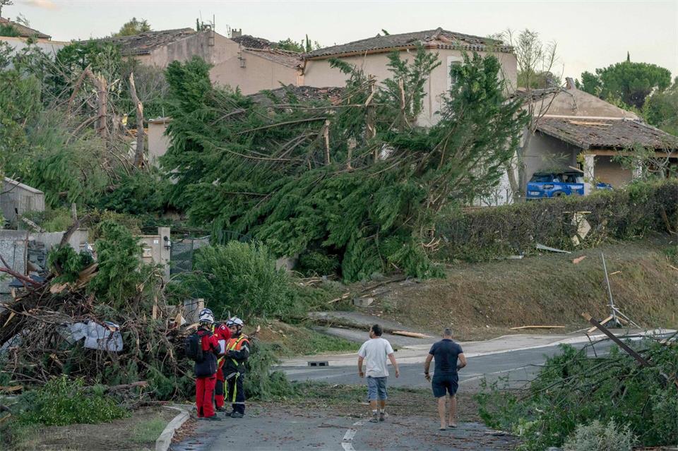 Nach dem Tornado untersuchen Einsatzkräfte die Häuser in der Gemeinde.Idriss Bigou-Gilles/AFP/dpa
