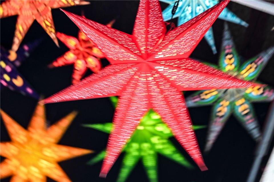 Nach dem Totensonntag läuten die Kirchen die Adventszeit ein. (Symbolbild)Jens Kalaene/dpa