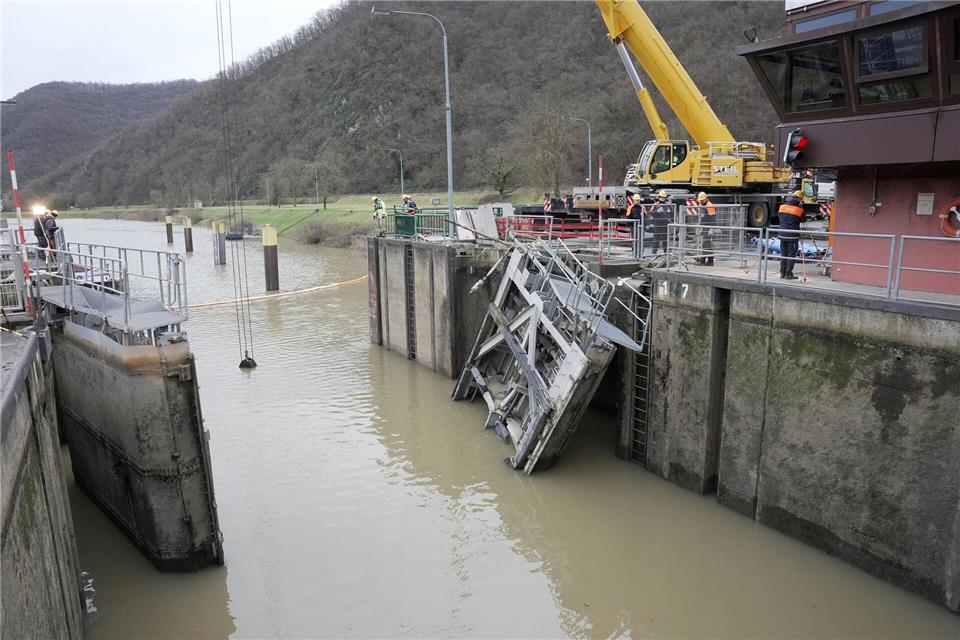 Spezialkran hebt Torflügel aus kaputter Schleuse Nach dem Unfall an einer Schleuse geht nichts mehr auf der Mosel.Thomas Frey/dpa
