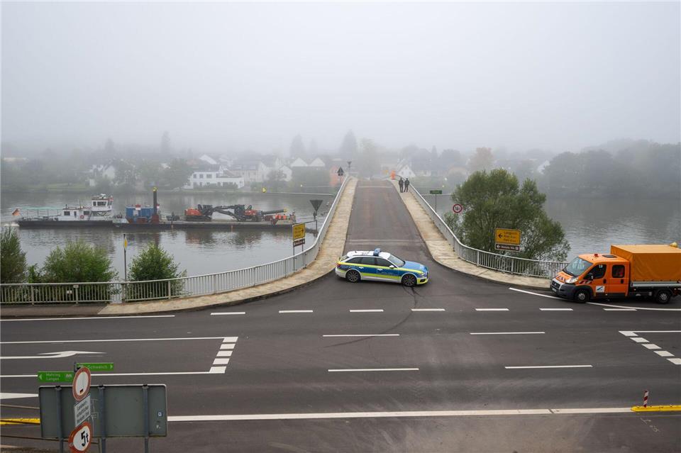 Nach dem Unfall auf dem Wasser, ging auch auf der Straße zunächst erst einmal nichts mehr. Harald Tittel/dpa