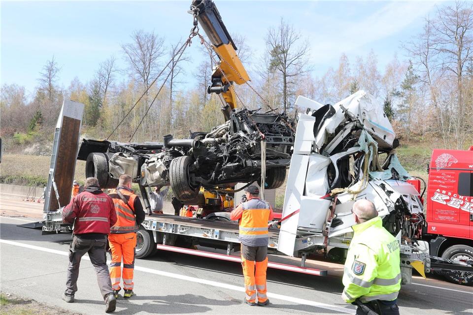 Nach dem Unfall  auf der A9 bei Triptis wurde der Schwerlasttransporter aufwendig geborgen.Bodo Schackow/dpa