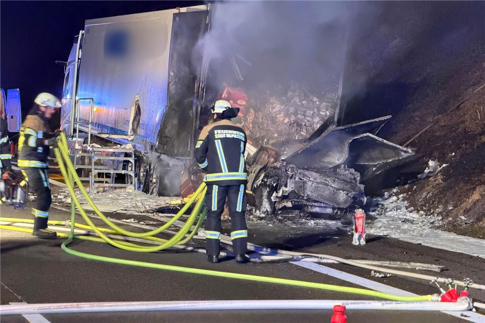 Nach dem Unfall auf der A9 laufen die Ermittlungen zur Ursache und zur Identität des verunglückten Autofahrers.Goppelt/Vifogra GmbH/dpa