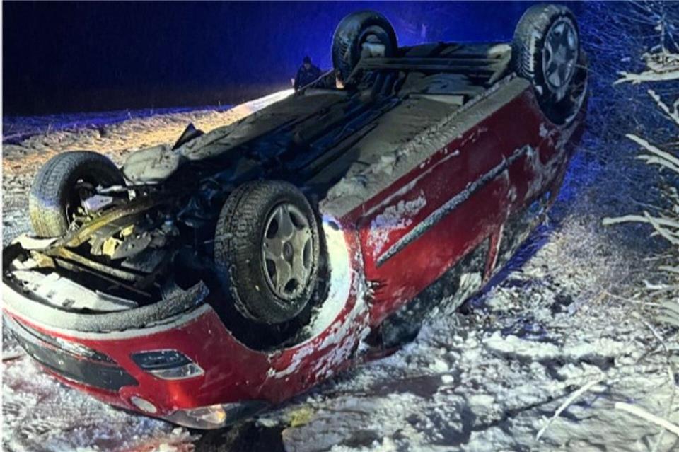 Nach dem Unfall blieb das Auto auf dem Dach liegen.Polizei Bielefeld/dpa