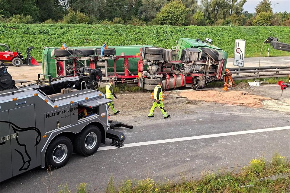 Nach dem Unfall blieb die A3 in beide Richtungen gesperrt, Autofahrer wurden über Rastplätze umgeleitet.Markus Bäumler/zema-medien/dpa