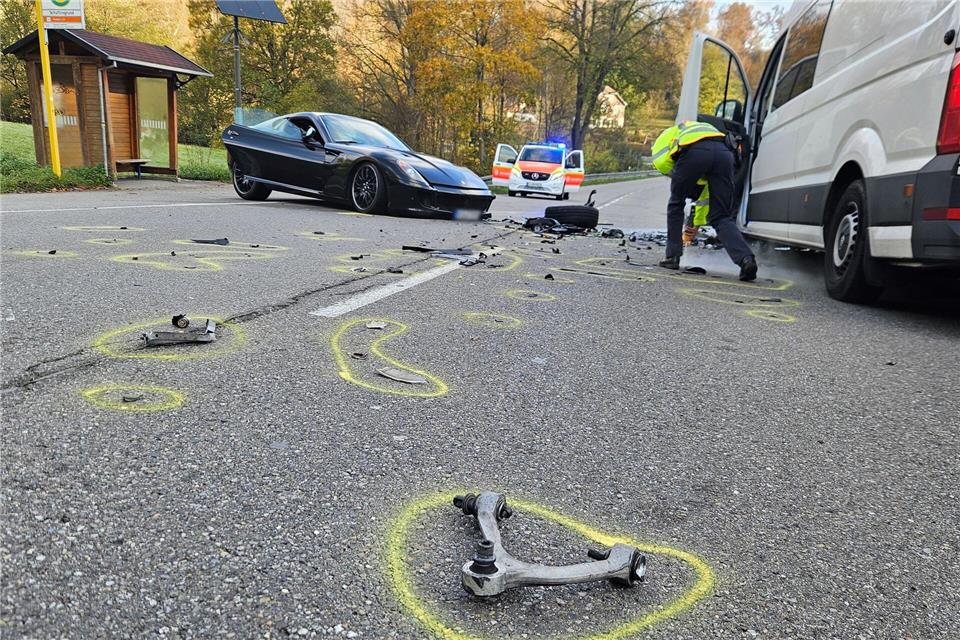 Nach dem Unfall liegen Autoteile auf der Straße verstreut.Andreas Rosar/dpa