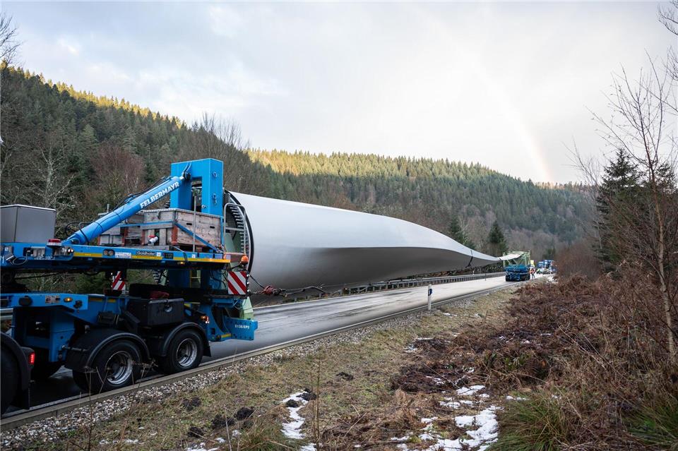 Nach dem Unfall mit einem Schwertransporter, der mit einem 70 Meter langen Rotorblatt eines Windrads unterwegs war, stehen Reperaturarbeiten an.Silas Stein/dpa