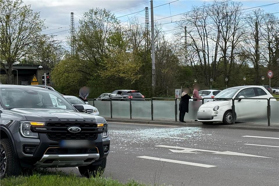 Nach dem Unfall muss eine Frau von Sanitätern in ein Krankenhaus gebracht werden.Lilli Förter/dpa