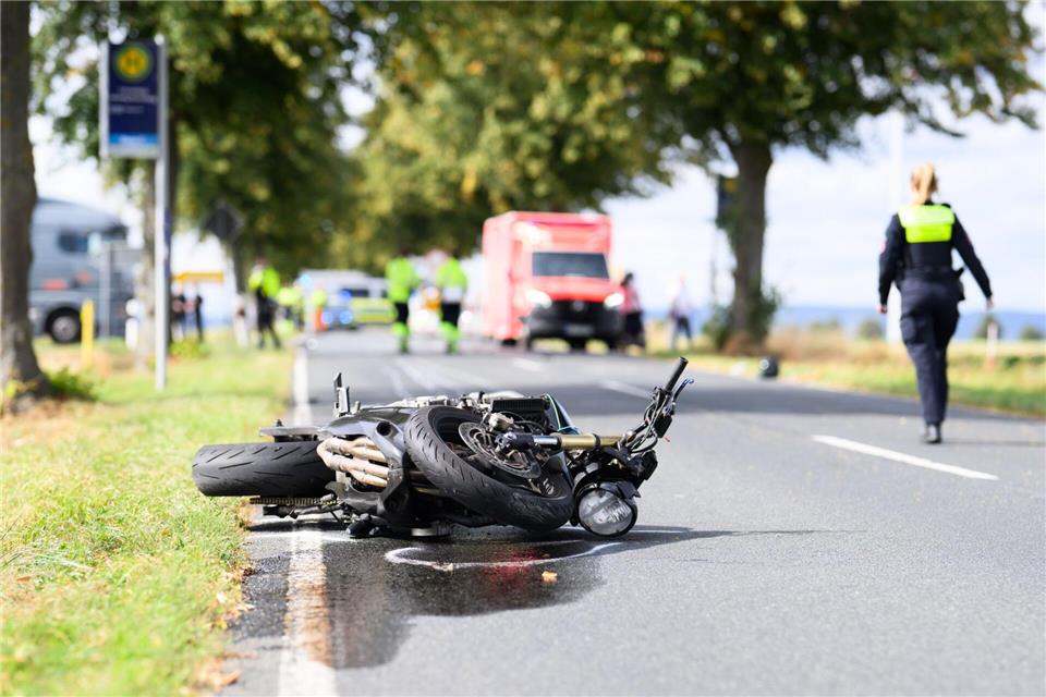 Zusammenstoß mit Motorrad - Pedelecfahrer stirbt Nach dem Unfall sind zwei Menschen ins Krankenhaus gekommen - einer von ihnen starb.Julian Stratenschulte/dpa