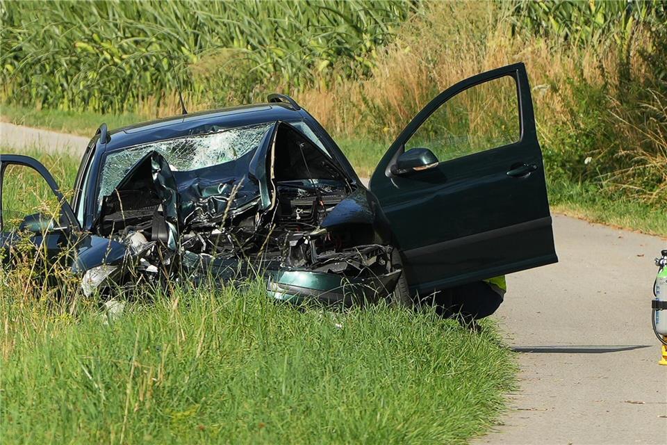 Nach dem Unfall stand das schwerbeschädigte Auto an der Unfallstelle.Felix Kirberg/dpa