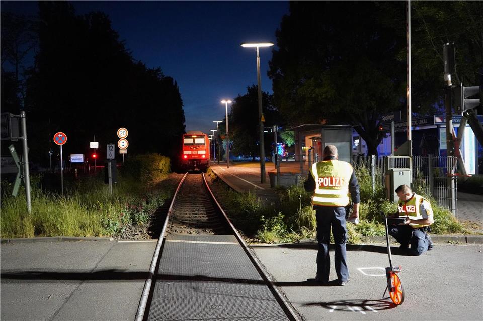Nach dem Unfall vermessen Polizisten die Unglücksstelle. Reinert/swd-medien /dpa