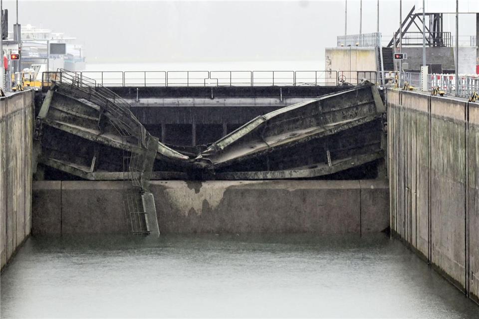 Nach dem Unfall war das Schleusentor deformiert. (Archivbild)Uli Deck/dpa