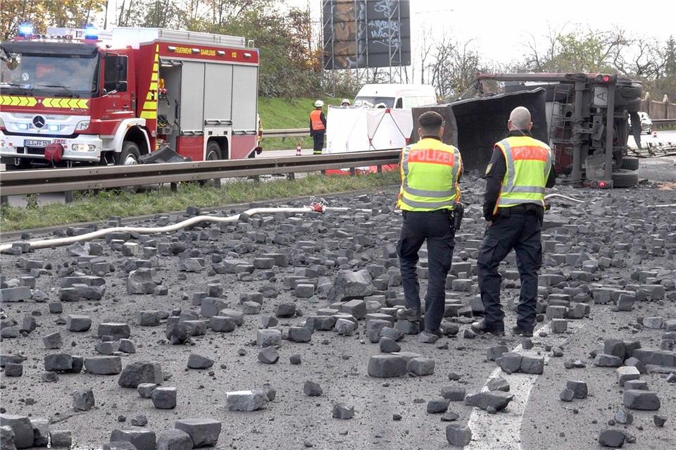 Nach dem Unfall war die Autobahn an der Unfallstelle stundenlang gesperrt.Thorsten Kremers/dpa