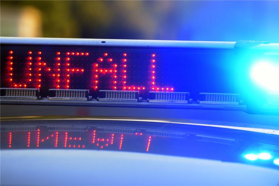 Nach dem Unfall war die Bundesstraße rund vier Stunden gesperrt. (Symbolbild)Stefan Puchner/dpa