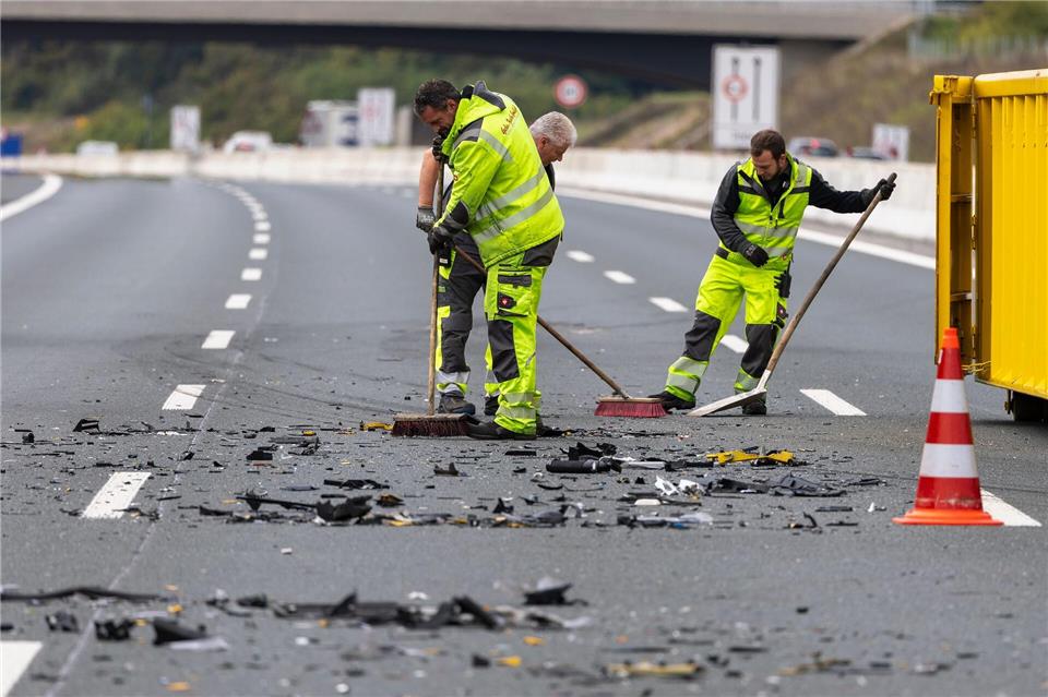 Nach dem Unfall waren die Kräfte mit Aufräumarbeiten beschäftigt.Heiko Becker/dpa