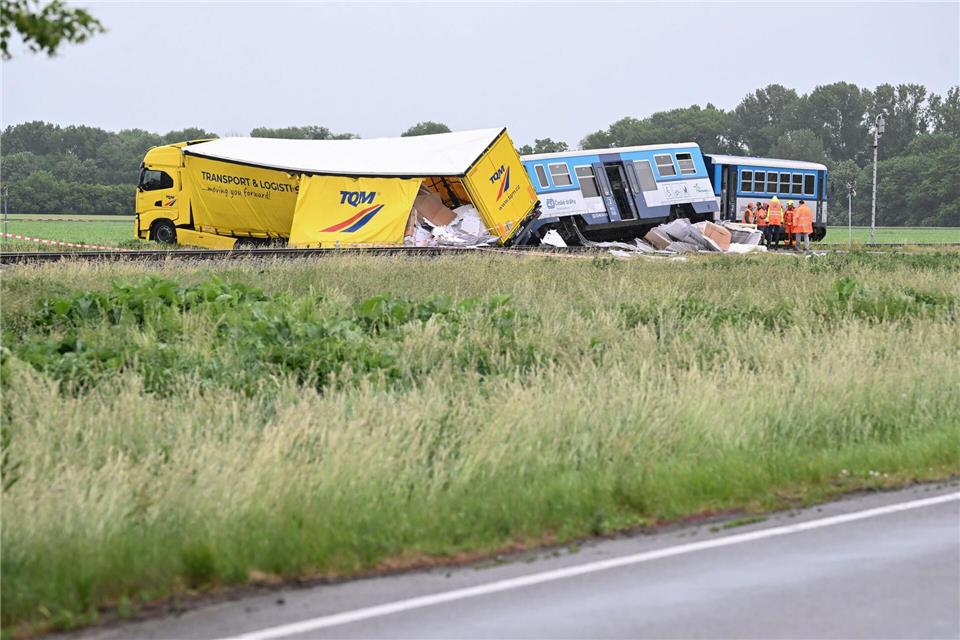 Nach dem Unfall wurden acht Menschen ins Krankenhaus gebracht. Peøina Ludìk/CTK/dpa