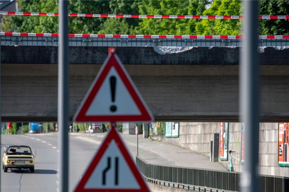Nach dem Unfall zwischen zwei Güterzügen sind Reparaturarbeiten an der Straße sowie an der Bahnstrecke erforderlich.Stefan Puchner/dpa