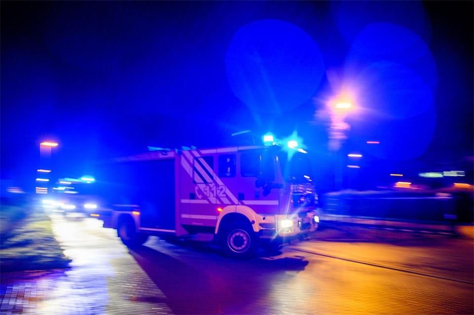 Nach dem Unwetter müssen Einsatzkräfte im Burgenlandkreis unter anderem umgestürzte Bäume beseitigen. (Symbolbild)Klaus-Dietmar Gabbert/dpa