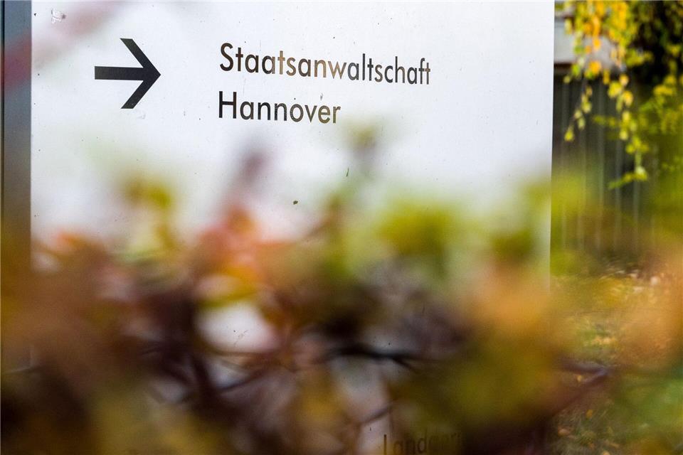 Nach dem Vandalismus in der Gedenkstätte Ahlen klagt die Staatsanwaltschaft Hannover einen 26 Jahre alten Verdächtigen an. (Symbolbild) Alicia Windzio/dpa