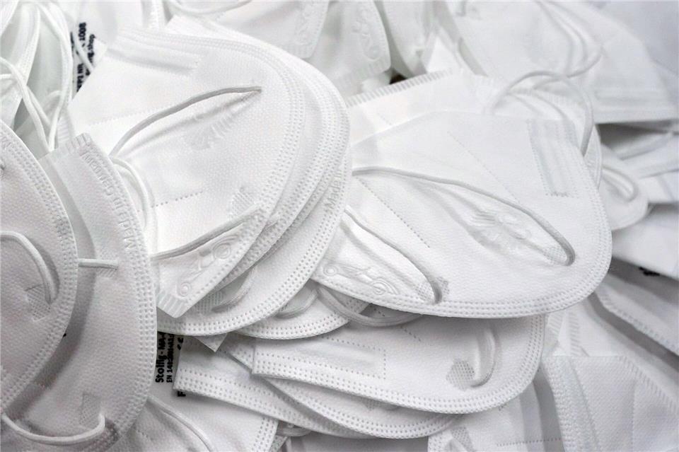 Nach dem Verkauf von Schutzmasken in der Corona-Krise soll ein Mann Millionen Euro an Steuern hinterzogen haben. (Symbolbild)Thomas Frey/dpa