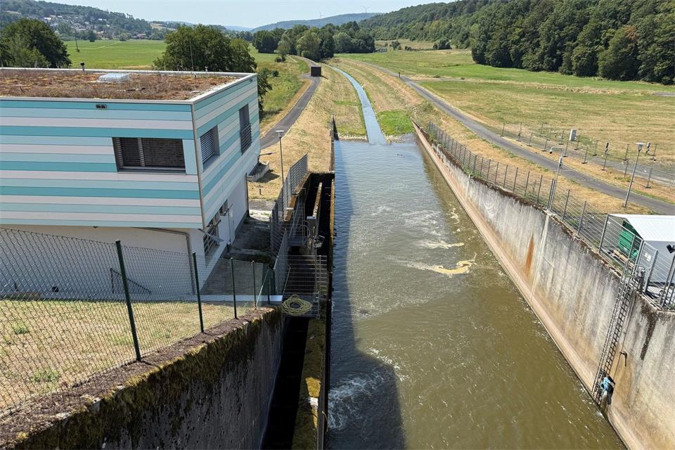 Nach dem Verlassen der Talsperre nimmt die Kinzig nach Zuflüssen von Gewässern aus dem Vogelsberg und dem Spessart wieder die natürliche Form eines Flusses an. Michael Bauer/dpa