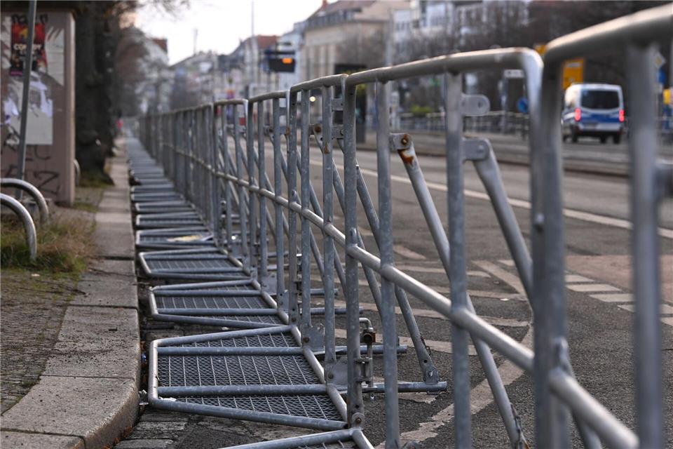 Nach dem Versammlungsgeschehen rund um das Connewitzer Kreuz gibt die Polizei den Bereich am frühen Abend wieder für den Straßenverkehr freiHeiko Rebsch/dpa