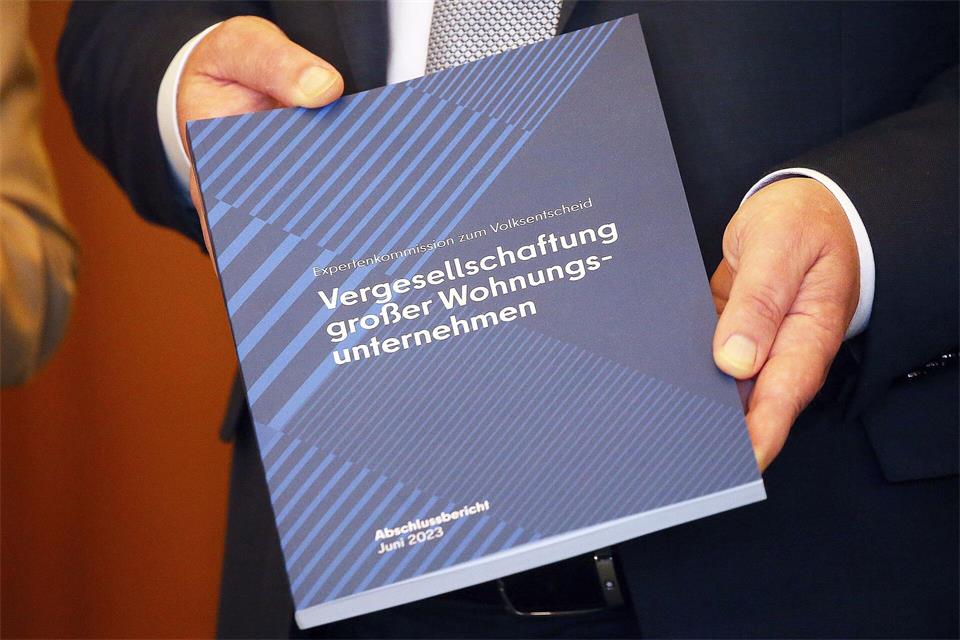 Nach dem Volksentscheid prüfte eine Expertenkommission die Verfassungskonformität einer Vergesellschaftung. (Archivbild)Wolfgang Kumm/dpa